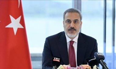 وزير الخارجية التركي يؤكد على ضرورة حل المشاكل الدستورية وتحقيق السلام في سوريا