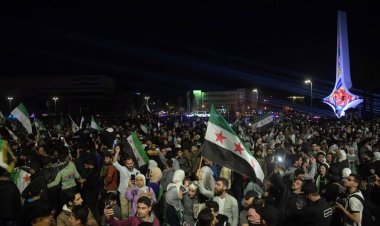 احتفالات ليلية حاشدة في جميع المحافظات السورية في ذكرى الثورة الأولى بعد النصر والتحرير