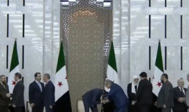 الرئيس الشرع ينحني لتقبيل يد والده حسين الشرع عند قدومه لتهنئته بالعيد