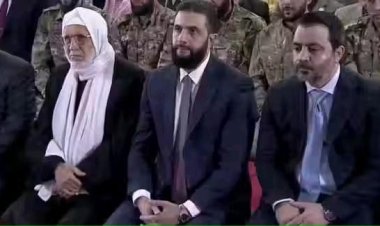 السيد الرئيس أحمد الشرع يؤدي صلاة عيد الفطر المبارك في مصلى قصر الشعب بدمشق