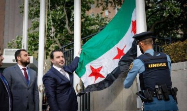 اليوم انتصرت إرادة الشعوب: هكذا علق وزير الخارجية السوري الشيباني وهو يرفع  علم سوريا الحرة في مقر الأمم المتحدة بنيويورك .