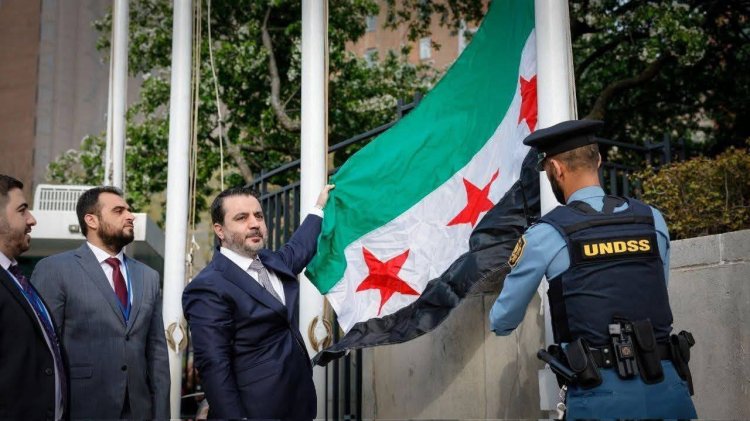 اليوم انتصرت إرادة الشعوب: هكذا علق وزير الخارجية السوري الشيباني وهو يرفع علم سوريا الحرة في مقر الأمم المتحدة بنيويورك .
