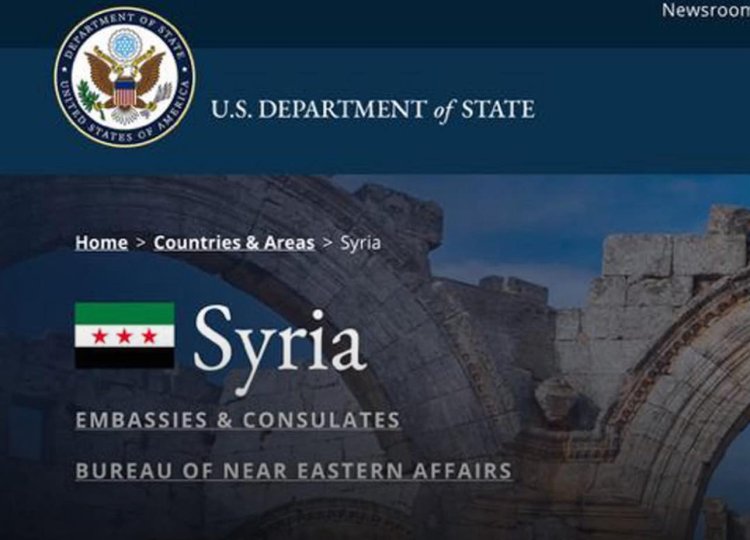 وزارة الخارجية الأميركية تعتمد علم سوريا الجديد على موقعها الإلكتروني.