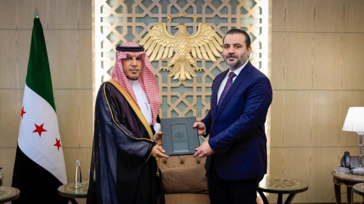 الرئيس السوري أحمد الشرع يتسلّم أوراق اعتماد السفير السعودي فيصل المجفل في دمشق