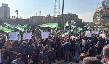 مظاهرة حاشدة في مدينة حلب رفضاً لدعوات التقسيم، واحتفالاً بذكرى عملية ردع العدوان