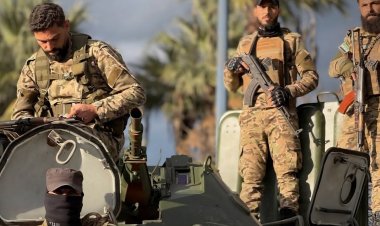 مجموعات من الجيش العربي السوري مدعومة بآليات مصفحة ومدرعات تنتشر في دوار الأزهري باللاذقية بعد تصاعد عمليات الاستهداف من قبل فلول النظام البائد باتجاه الأهالي وقوى الأمن.