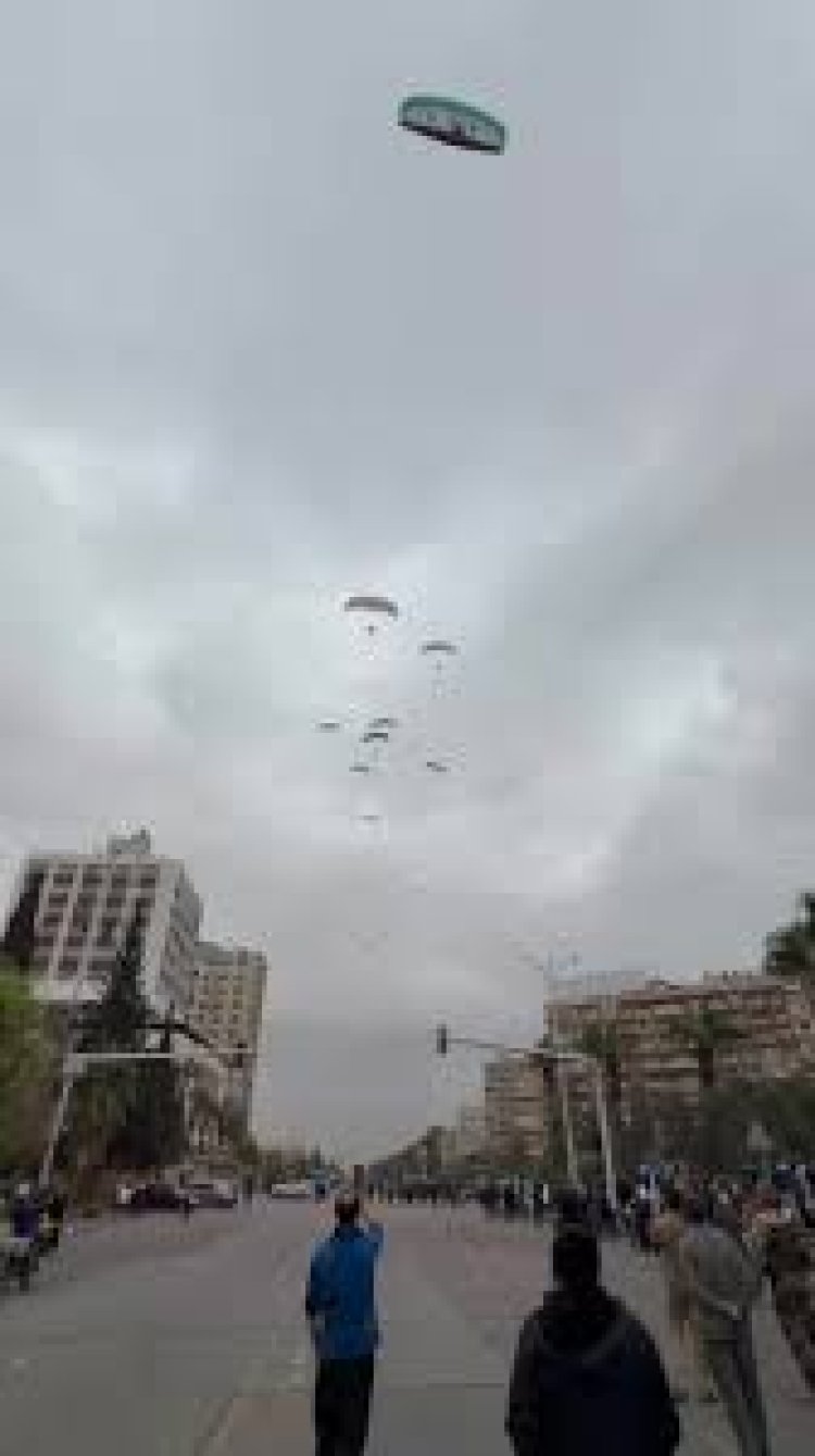 عرض للطائرات الشراعية في سماء دمشق انطلق من فوق ساحة الأمويين