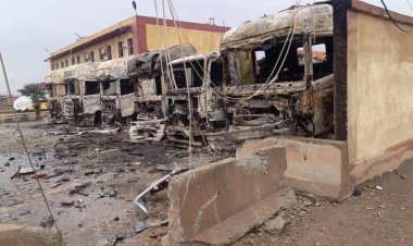 تنظيم قسد بحرق الآليات الثقيلة في مرآب منطقة المعامل شمال شرق ديرالزور قبل انسحابه منها.. إنها أفعال الاحتلال الجبان