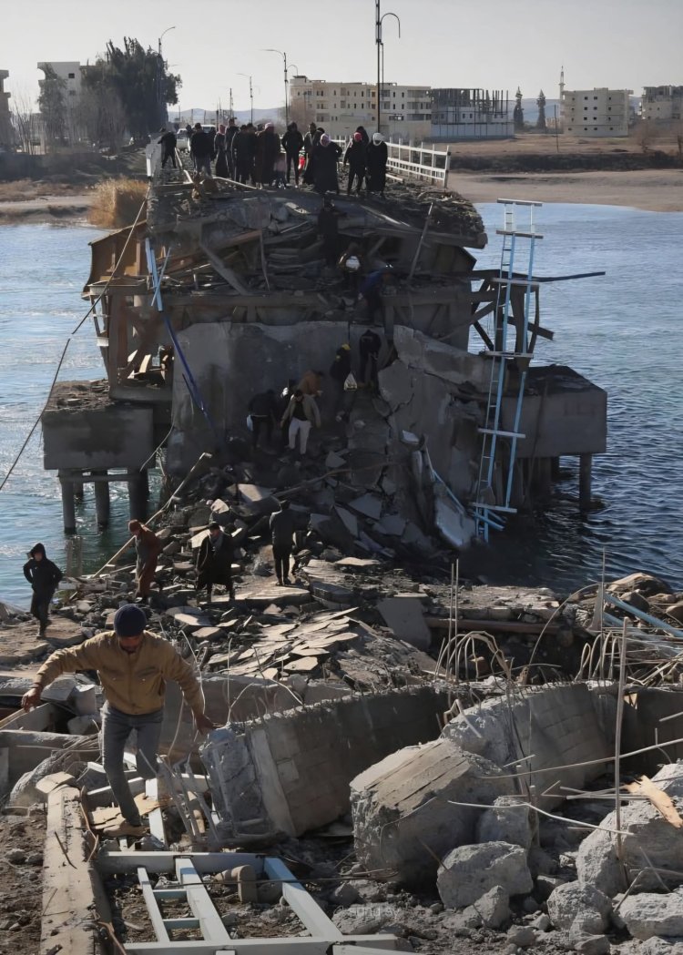 معاناة الأهالي في الانتقال من مدينة الطبقة إلى الرقة بسبب تفجير قسد للجسور قبل طردها