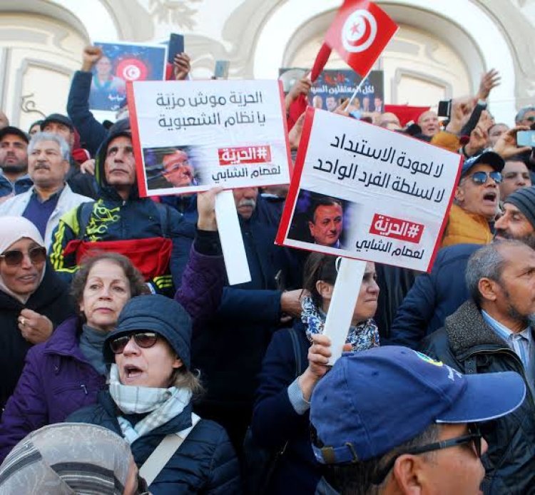عائلات المعتقلين السياسيين في تونس تتظاهر للمطالبة بالإفراج عن أبنائها ووقف الاعتقالات