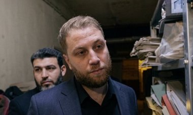 محافظ حماة يكشف فوضى في حفظ ملفات المواطنين ويتوعد بالمحاسبة