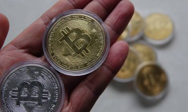 بيتكوين تهبط إلى نحو 60 ألف دولار بعد موجة بيع واسعة