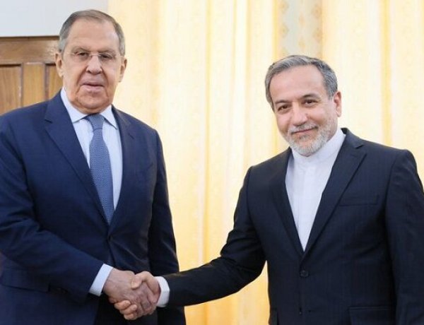 بزشكيان يستقبل لافروف في طهران عقب زيارة وزير الخارجية الإيراني إلى البحرين